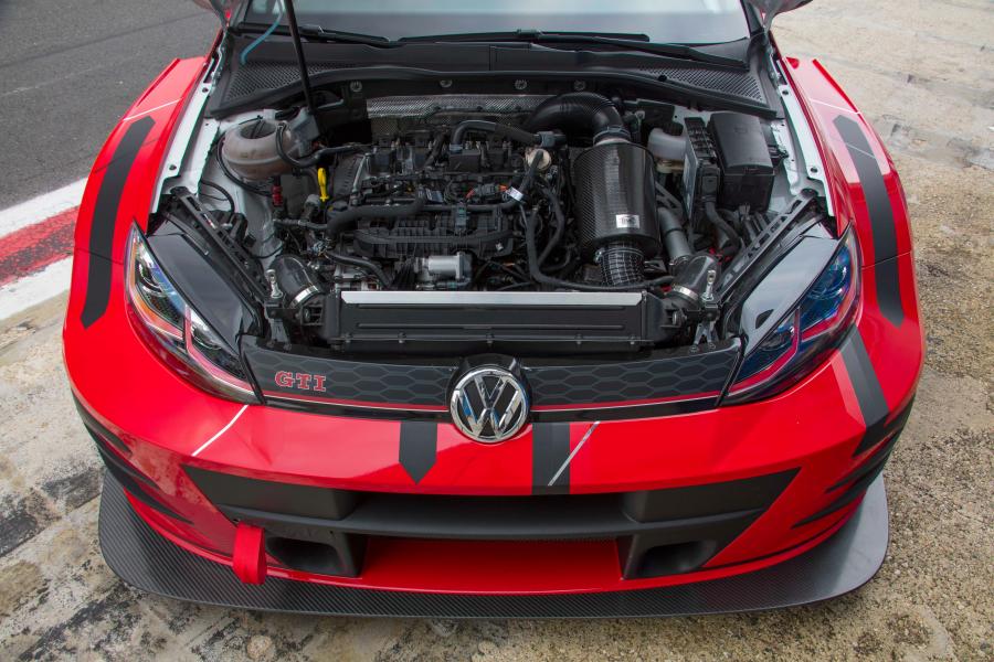 Моторный отсек Volkswagen Golf GTI TCR (Typ 5G) 2018 года  (фото 21 из 39)